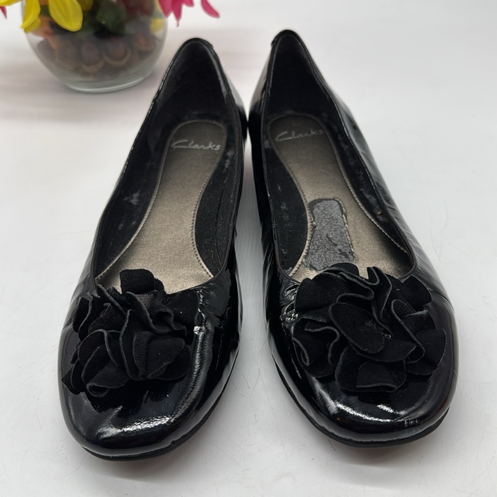 Clarks Black Patent Ballet Flats with Floral Detail Size 8.5 BFL9022E - Picture 2 of 7